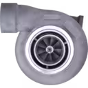 Vue avant du turbocompresseur 6505-67-5010 KTR110L-F84PW avec carter compresseur poli et carter turbine gris