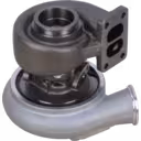 Vue de dessous à 45 degrés du turbocompresseur HX35 montrant le logement turbine et la bride de montage