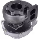 Vue de dessous à 45 degrés du turbocompresseur 53299886707 montrant le corps de turbine