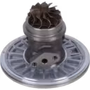 Vue de dessous du core de turbocompresseur J96 avec ailettes de refroidissement