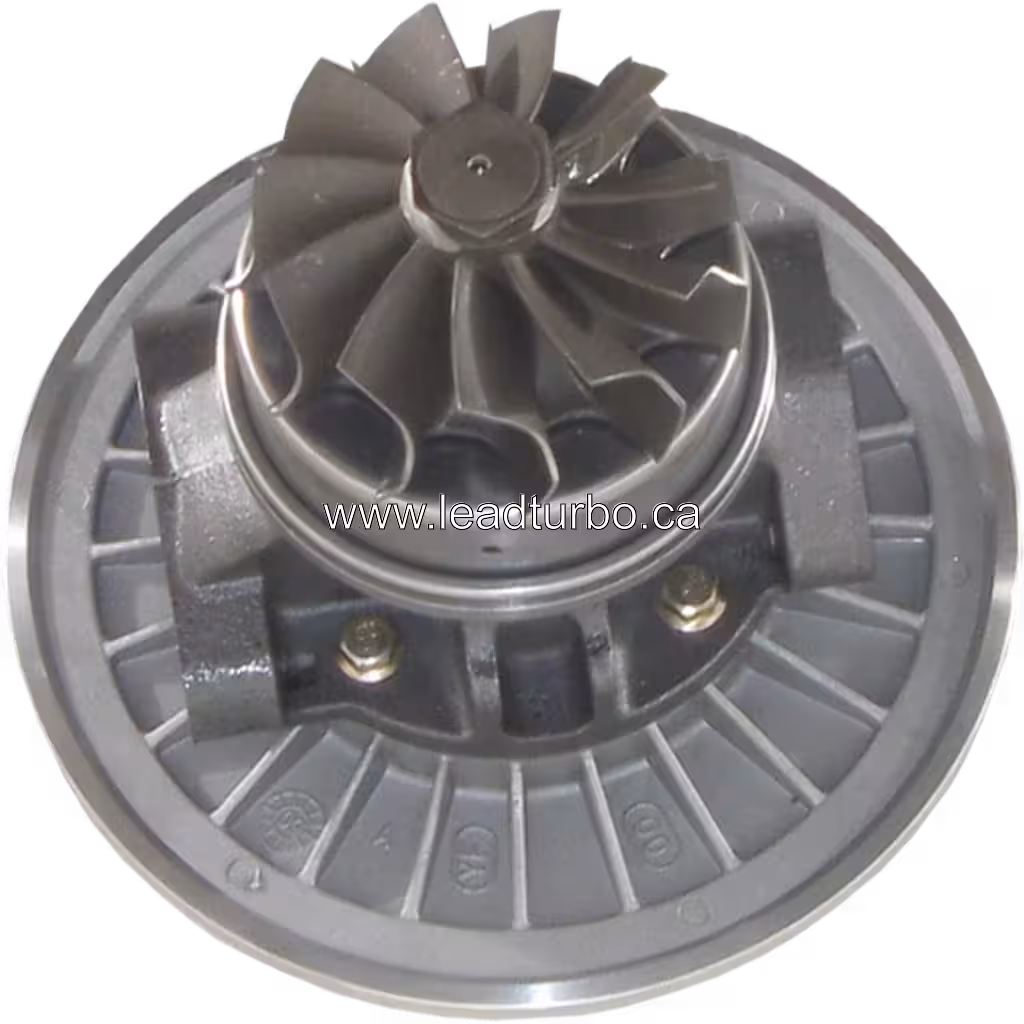 Vue du dessous du core turbo Komatsu PC200-5 montrant la roue turbine