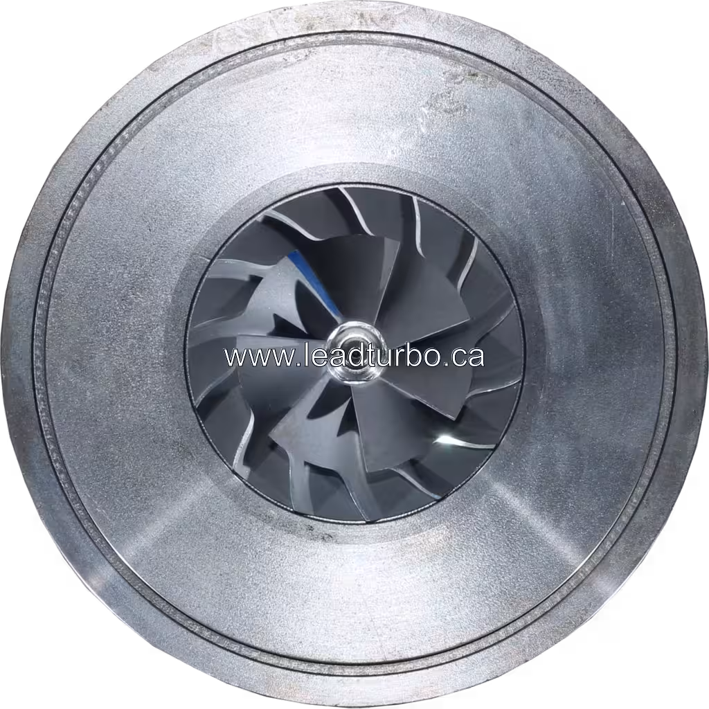 Vue avant du core de turbocompresseur 53297100020 avec roue turbine et compresseur